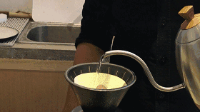 这台10来万SUV不仅漂亮,还特聪明,美女体验后说好