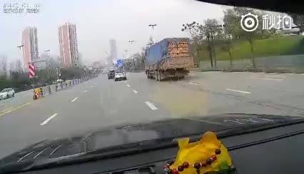 千万别去抢大卡车的道，血淋淋的教训就在眼前，  ​
