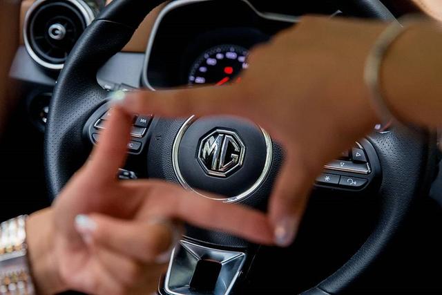 这台10来万SUV不仅漂亮,还特聪明,美女体验后说好