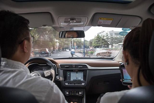 这台10来万SUV不仅漂亮,还特聪明,美女体验后说好