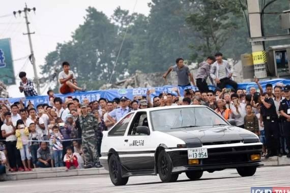 我开着周董同款AE86路遇各种五菱神车 结果......