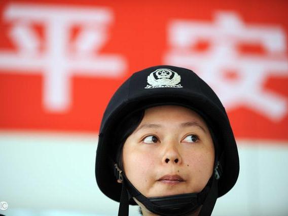 一个女孩，考警察笔试面试均第一，却被告知拒录