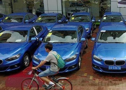 用共享宝马练漂移，现场尘土飞扬，一天玩废两条轮胎