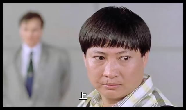 年轻时候的洪金宝很喜欢逛夜总会,而酒喝多了之后很容易胆子变大,也