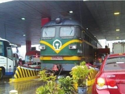 高速公路上的奇葩事，绝对让你怀疑人生！