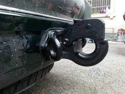 拖车钩还有防追尾的功能？后车报废，我毫发无损