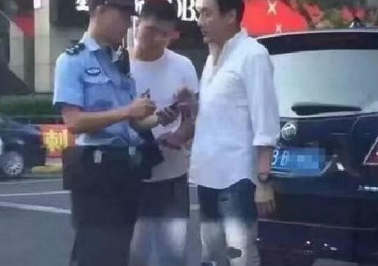 香港影帝，身家上亿豪车无数，如今不守交规被开罚单