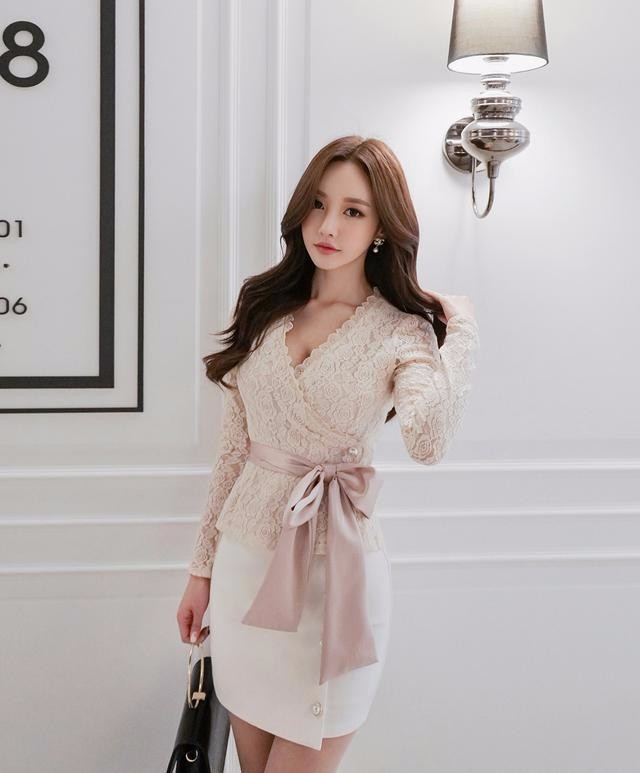 孙允珠高跟鞋大长腿v领上衣超短裙,悦目是佳人