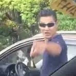 素质一天世界！一车主加塞未果后 脚踹肘击对方车辆