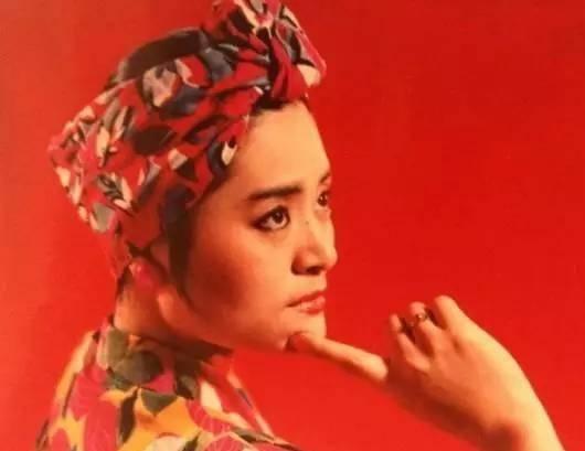 她曾经力压毛阿敏与韦唯，现却沦落到去当保姆！