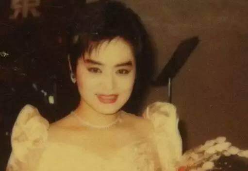 她曾经力压毛阿敏与韦唯，现却沦落到去当保姆！