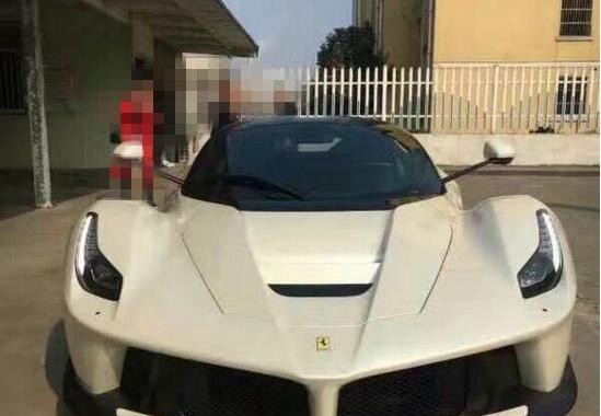 全球限量499台的法拉利去上牌，车管所里没人敢动手