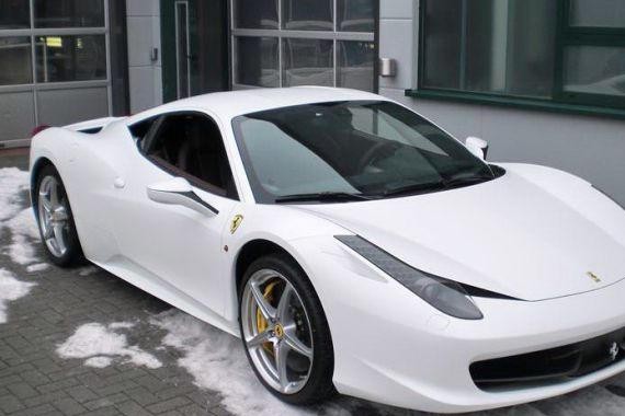 看土豪如何玩弄这辆法拉利，当见到外表时真想把它开走