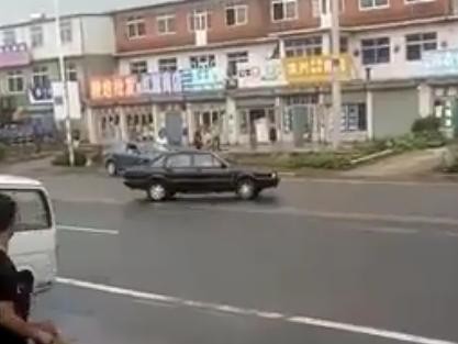 大连24岁小伙驾桑塔纳在乡村路漂移耍酷 被拘15日