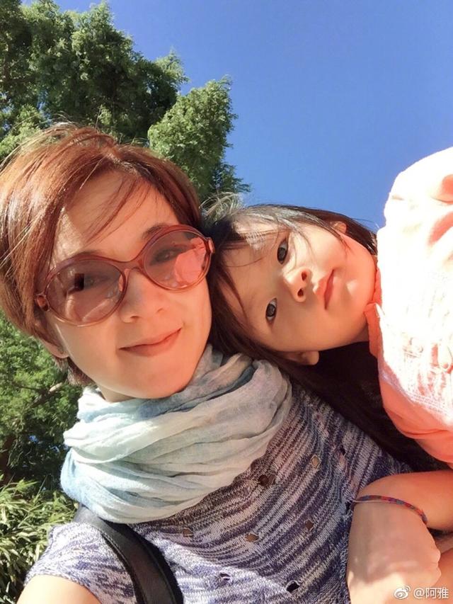 阿雅一家近照曝光，活佛老公十分低调，送上千万豪宅
