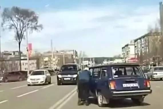 小货车从小坡上飞流直下，如同脱缰的野马驾驾驾！