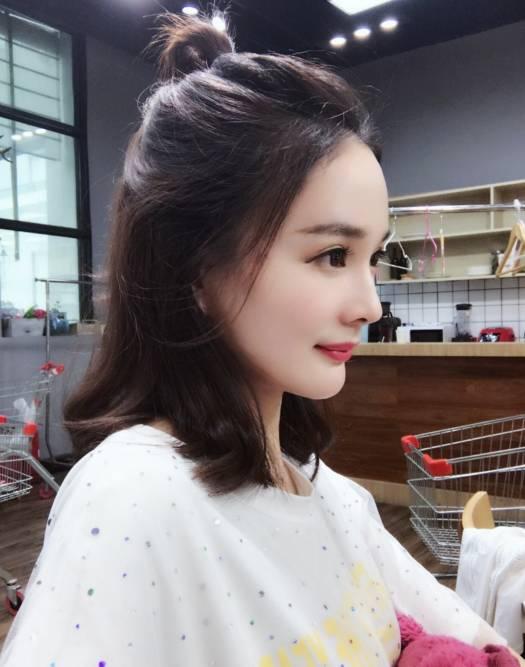 这位小美眉是杨幂的某个替身,能量巨大,仅凭这一张照片,就引来了全民围观。