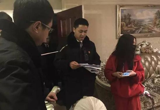 美女住豪宅，但欠款3万不愿履行，豪车直接被拖走！