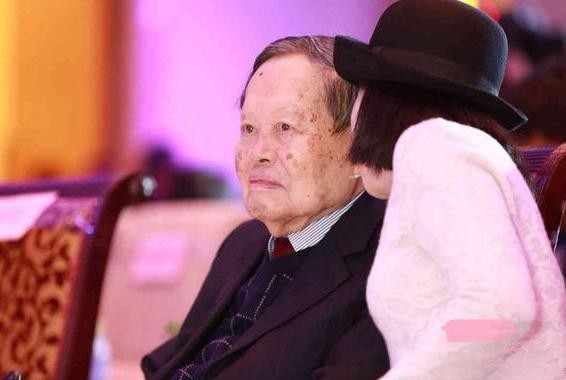 她年仅28嫁82岁老人，相伴十余年，豪车出行！