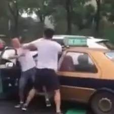 出租车司机多次别车，后车男子“忍无可忍”将其暴打！