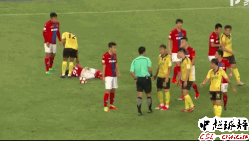中国足球再现最强表演:30岁悍将夸张倒地造红牌!