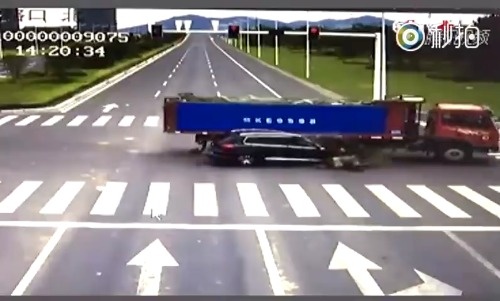 SUV时速150莽闯黄灯，被大货车送往黄泉路，，，  ​