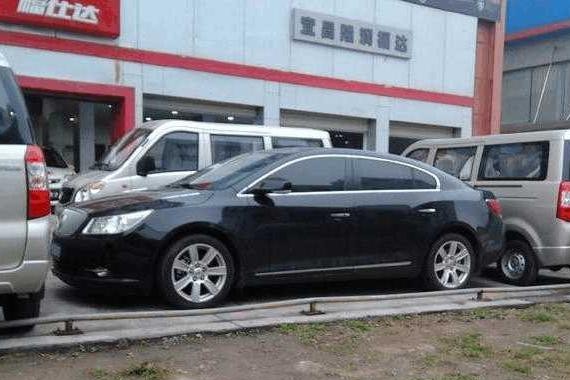 别克君越霸道占2个车位, 国产面包车围堵, 车主心疼