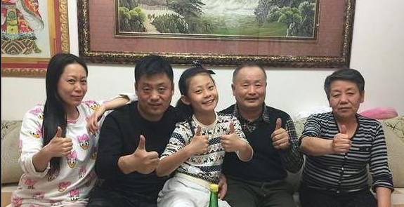 两人婚后杨晓茹为其生下一个女儿,当年宋晓峰在农村过苦日子时,妻子