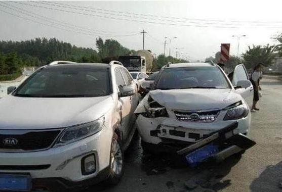 韩国SUV挑战国产比亚迪，路上相撞，谁的质量差点了