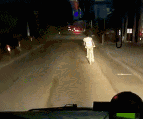 我看快到站了(人比较少),我就从座位上站起来,突然一个刹车,我一下