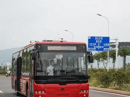 无人驾驶公交客车上路！乘客点赞：开得像“老司机”