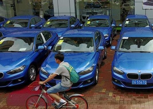 买台宝马不敢开出门，在前风挡写了9个字，出去了