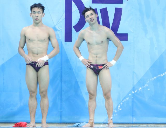 陈艾森/杨昊获全运会跳水男双十米台冠军