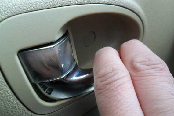 共享汽车锁人半小时，只好砸窗救人