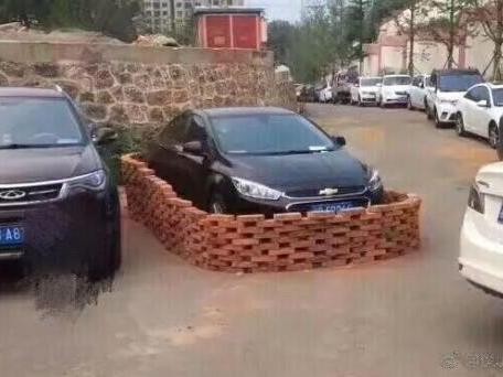 小区乱停车怎么治？大神连夜搬砖，车被围起来了