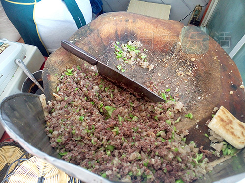 好多人专程跑来，就为了这一个驴肉火烧