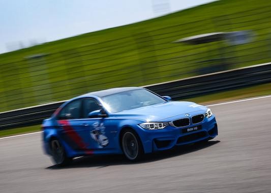 在上海F1赛道把M3开到吐，是什么感觉？