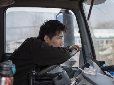 开了10年卡车了，挣不到什么钱还落了一身病，想放弃