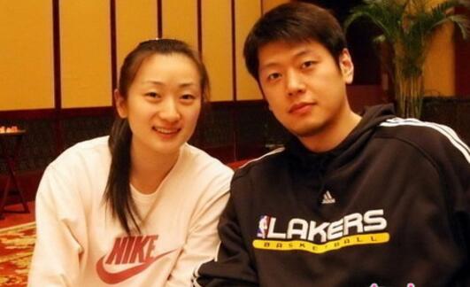 中国男篮莫科，曾爱妻意外离世，如今于蝶后儿女双全
