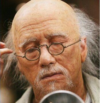 成龙戴着个眼镜看起来略像街边有底子的算命大师?