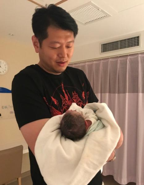 中国男篮莫科，曾爱妻意外离世，如今于蝶后儿女双全