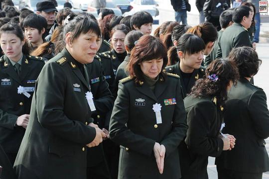 中国男篮莫科，曾爱妻意外离世，如今于蝶后儿女双全