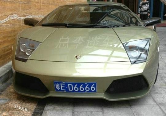 海南首辆兰博基尼，张嘉译开这车去打高尔夫