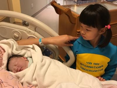 莫科近照：曾因爱妻离世一夜头白，娶蝶后今儿女双全