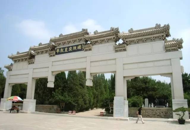 末代皇帝爱新觉罗溥仪扫墓与溥仪墓