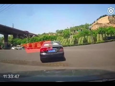 眼瞅着撞上货车了，俩司机默契打了把方向盘