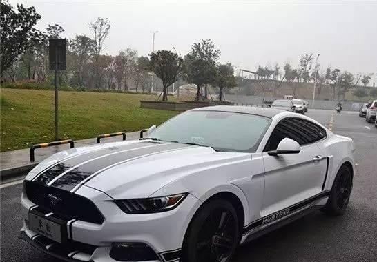 妈妈你快看，那个人的车牌上面有个“JB”