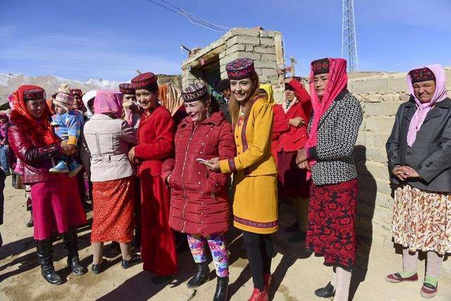这个民族就是生活在新疆地区的塔吉克族,号称中国唯一的白种民族.