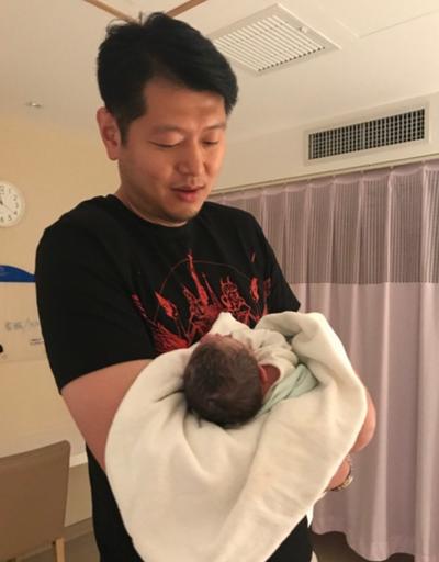 莫科近照：曾因爱妻离世一夜头白，娶蝶后今儿女双全