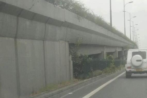 380万奔驰越野车不上牌，车主任性，在车尾贴五个字